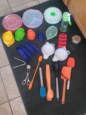 35 Piece Mixed Lot Of Kitchen Items